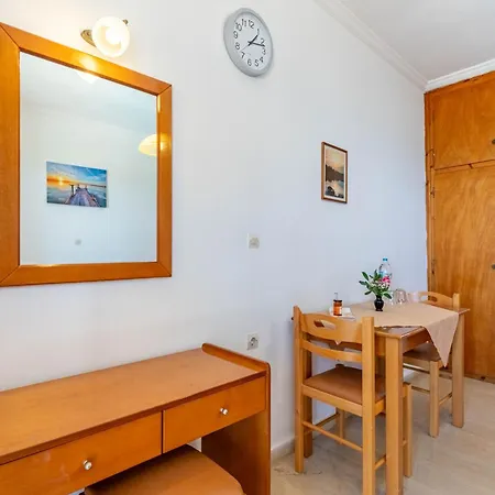 Apartament Mires House Front 1