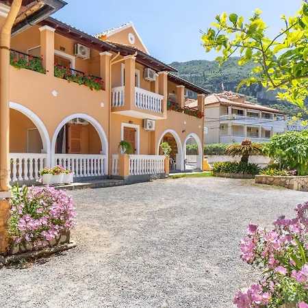 Mires House Front 1 Апартаменты